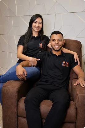 Fundadores da M&M Locações sentados em poltrona reclinável